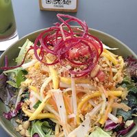 Nomnom gelb, viel Mango, Garnelen in Stückchen, viel Crunch, wirklich top at Project Vegan in Koblenz