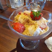 Gorgeous strawberry and elderflower crumble sundae (June 2024) at Smiths Arms in Harrogate