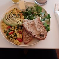 Scrambled Tofu mit avocado at Vegan Vibes in Berlin