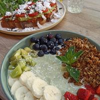 Matcha jogurt bowl at Vegan Vibes in Berlin