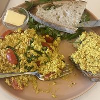 Rührtofu mit Sauerteigbrot  at Vegan Vibes in Berlin