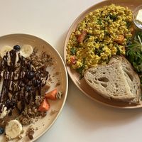 Scrambled Tofu und Beligische Waffel   at Vegan Vibes in Berlin