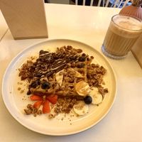 Belgische Waffel mit Granola und Schoko-Karamell-Soße + Kaffee Latte  at Vegan Vibes in Berlin
