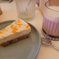 Carrot cake with pink latte at Vegan Vibes in Berlin