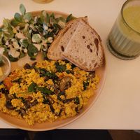 Scrambled tofu and matcha latte at Vegan Vibes in Berlin
