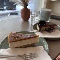 Caramel, gluten- and sugar free cheesecake (left) and Oreo cheesecake (right)  at Vegan Vibes in Berlin