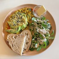 scrambled tofu mit avocado  at Vegan Vibes in Berlin
