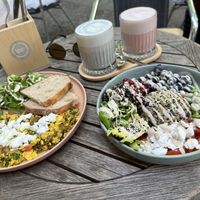 Scrambled tofu plate, quinoa bowl with oven-baked tofu pieces, blue and pink chai lattes  at Vegan Vibes in Berlin