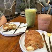 Galleta de smores, matcha, pink chai y croissant de jamón y queso   at Vaina Vegana in Naucalpan De Juarez