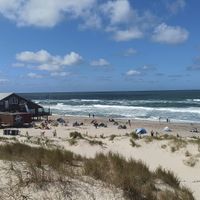 View from the ramp leading to the beach towards the Pavillon. at Zee en Zo in Petten