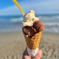 Cialda con gelato gusti castagna, cioccolato fondente e banana. Tutto vegano. at Perlecò in Alassio
