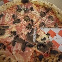 Pizza mit Prosecutto und Pilzen   at Pizzicletta in Krakow