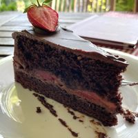 Veganer Schoko-Erdbeerkuchen 🍓🍫  at Höpker Café Confiserie in Friedrichshafen