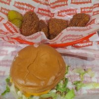 Hamburguesa y alitas. at Thunder Vegan - La Latina  in Madrid
