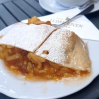 Apfelstrudel at Die Villa - Ihr Wiener Kaffeehaus in Hamburg