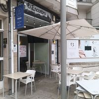Outdoor area at O Encontro Gastrobar in Pontevedra