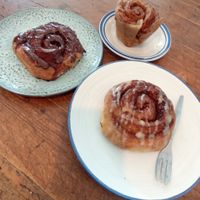 Cinnamon and chocolate rolls at Oshione in Berlin