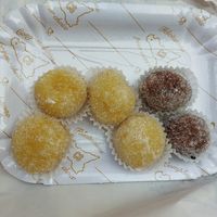 Palline all'arancia and palline al cioccolato at Pasticceria Maria Grammatico in Erice