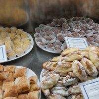 Palline all'arancia and palline al cioccolato - clearly labeled at Pasticceria Maria Grammatico in Erice