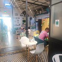 Mesas en el interior de la galería at Dulcería y Cafetería Di Lucca in Nunoa