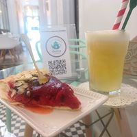 Tarta de frutillas vegana sin gluten + jugo de piña at Dulcería y Cafetería Di Lucca in Nunoa