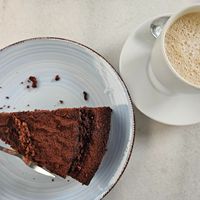 Chocolate cake with oat cappuchino at Neandertal No 1 in Erkrath