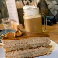 Salted Caramel Torte und ein Pumpkin Spice Latte at SCHNöRKELLOS Bio - Regional in Frechen