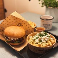  Cheeseburger und loaded greek fries   at Swing Kitchen in Basel