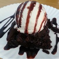 vegan brownie sundae with vegan chocolate sauce at Scoop LV in Las Vegas