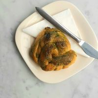 Pistache-cinnamon-cardemom bun at Foelie in Antwerpen