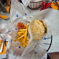 Sandwich pita falafel, frites, sauce at Pitadine Nice in Nice