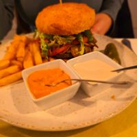 Hamburguesa vegana con patatas y 2 salsas deliciosas.  at Verdelima in Leon