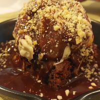 Brownie de garbanzos con helado y salsa caliente chocolate vegano at Verdelima in Leon