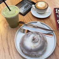 Rol de cardamomo, Matcha Latte  at Café Cacao in Monterrey