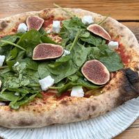 Vegan pizza with spinach, figs and ‘feta'  at Nonna's – Italian Soulfood in Bielefeld
