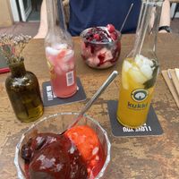 Veganer Eisbecher (oben) und 2 Kugel veganes Eis (unten) mit veganen Cocktails aus Fruchtwein  at Impi Snack in Cologne