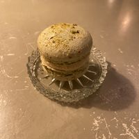 Macaron pistachio: very good! Crispy dough with creamy and nutty filling  at Fret  in Den Bosch