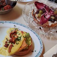 Onder: eggz Bennie, rechts: toast fret, links: bloemkool wings at Fret  in Den Bosch