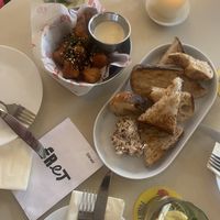 Bloemkoolwings & brood met dips  at Fret  in Den Bosch