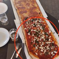 Der umkreisteTeil war die vegane Thunfisch-Pizza:) at Les Arenes in Alghero