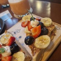 Waffles with fruits and mint flavoured cream at Amateur Coffee & Run Club in Lima