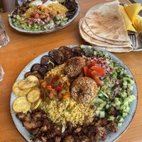 Falafel Teller vegan at La Rose in Karlsruhe