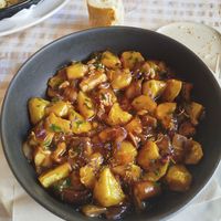 Guiso de patatas y hongos. at Casa Xurde in Las Arenas