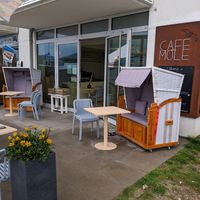 Außenbereich direkt am Meer at Café Mole in Grossenbrode