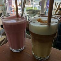 Pink Superfood Latte mit Hafermilch, Kurkuma Latte mit Espresso und Hafermilch at Café Mole in Grossenbrode