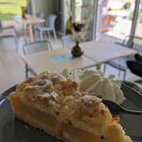 Apple Crumble Kuchen mit Vanilleeis at Café Mole in Grossenbrode
