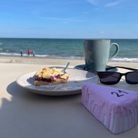 Wie immer zu verfressen, um den Kuchen vorher zu fotografieren. Vegane Kuchen und Kaffeespezialitäten.  at Café Mole in Grossenbrode