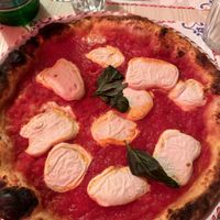 dettaglio della pizza margherita vegana  at Pizzium - Como in Como