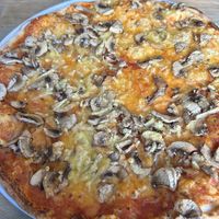 Pizza champignons 🍄‍🟫   at La Trattoria in Bruges