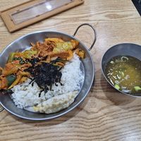 Vegan bulgogi with mandu and light soup on the side at Daejeob - 대접 in Gwangju